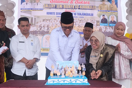 Plh Wali Kota Tanjungbalai Muhammad Fadly Abdina saat menghadiri acara Gallery Seni Budaya, Co-Kurrikuler dan Milad SMPN 10 Ke XXI