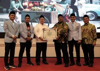 Wali Kota Pematangsiantar, Wesly Silalahi SH MKn menerima piagam penghargaan dari BKPRMI atas dukungan dan partisipasi aktif dalam pembinaan kegiatan keagamaan, sosial, dan kepemudaan.