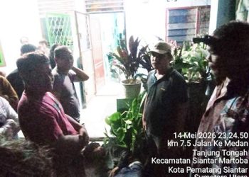 personil piket mengamankankan seorang terduga pelaku tindak pidana pencurian di jalan Tanjung Tongah