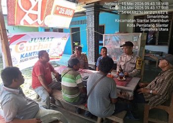 Bhabinkamtibmas AIPTU Fernandes Munthe, AIPDA Perwira Sebayang dan BRIPKA Johannes C. Siregar menggelar kegiatan Jumat Curhat Kamtibmas di Warung Kopi Bapak Ranto Purba