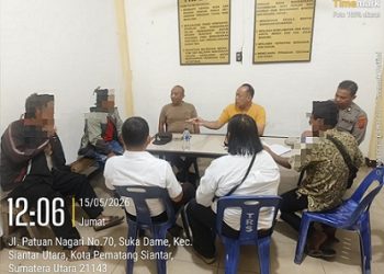 Kanit Reskrim IPDA Ricardo Rajagukguk saat interogasi debt collector dan pemilik kendaraan yang terlibat keributan di Mako Polsek Siantar Utara