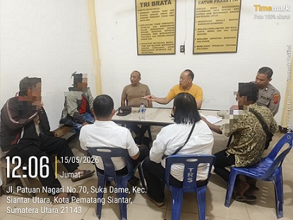 Kanit Reskrim IPDA Ricardo Rajagukguk saat interogasi debt collector dan pemilik kendaraan yang terlibat keributan di Mako Polsek Siantar Utara