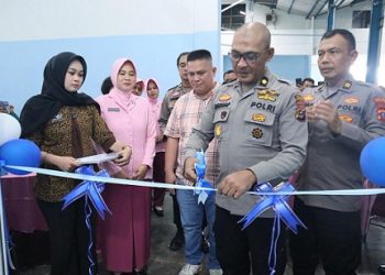Kapolres Pematangsiantar AKBP Sah Udur T.M. Sitinjak SH. SIK. MH diwakili Kabag Ops Kompol Ilham Harahap SH. MH bersama Kepala SPPG 3 YKB Cabang Pematangsiantar Andre saaat peresmian SPPG 3 YKB Cabang Pematangsiantar 
