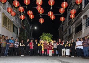 Wali Kota Pematangsiantar Wesly Silalahi SH MKn didampingi Ketua TP PKK Ny Liswati Wesly Silalahi membuka ritual Pradaksina dalam rangka Hari Raya Trisuci Waisak 2570 BE Tahun 2026, di Vihara Samiddha Bhagya, Jalan Thamrin