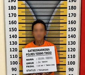 Tersangka UH dan barang bukti yang ditangkap Sat Resnarkoba Polres Tebing Tinggi