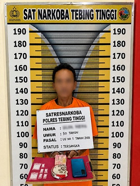 Tersangka UH dan barang bukti yang ditangkap Sat Resnarkoba Polres Tebing Tinggi