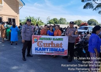 Bhabinkamtibmas AIPTU J. Hutahuruk, AIPTU Abdul Malik dan AIPDA Fadlan Fahmi menggelar Minggu Kasih Curhat Kamtibmas di Gereja HKBP Resort Bombongan