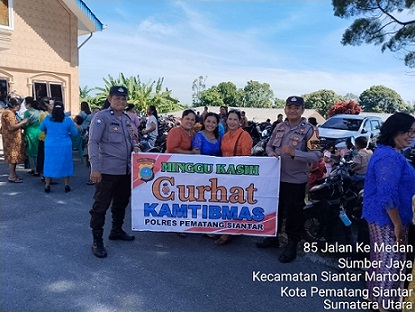 Bhabinkamtibmas AIPTU J. Hutahuruk, AIPTU Abdul Malik dan AIPDA Fadlan Fahmi menggelar Minggu Kasih Curhat Kamtibmas di Gereja HKBP Resort Bombongan