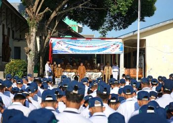 Wali Kota Pematangsiantar Wesly Silalahi SH MKn menjadi pembina upacara di UPTD SMP Negeri 4, Jalan Kartini Kelurahan Proklamasi Kecamatan Siantar Barat,