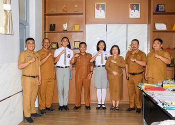 Wali Kota Pematangsiantar Wesly Silalahi SH MKn diwakili Sekda Junaedi Sitanggang, SSTP MSi memberangkatkan dua pelajar Kota Pematangsiantar yang terpilih mengikuti seleksi Paskibraka Tingkat Provinsi Sumut Tahun 2026