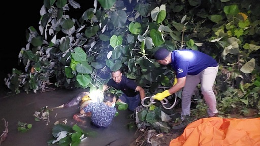 Tim Inafis Polres Simalungun saat evakuasi mayat perempuan tanpa identitas dari TKP