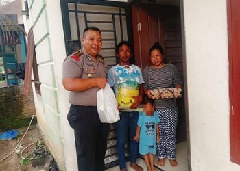 Kapolsek Siantar Marihat AKP David Eka Putra SH melaksanakan sambang dan memberikan bantuan kepada warga memiliki anak stunting di Kampung Kruis