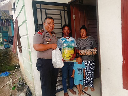 Kapolsek Siantar Marihat AKP David Eka Putra SH melaksanakan sambang dan memberikan bantuan kepada warga memiliki anak stunting di Kampung Kruis