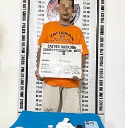 Tersangka FA alias Ical adn barang bukti yang ditangkap Sat Resnarkoba Polres Pematangsiantar