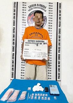 Tersangka FA alias Ical adn barang bukti yang ditangkap Sat Resnarkoba Polres Pematangsiantar