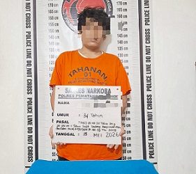 Tersangka RDS dan barang bukti yang ditangkap Sat Resnarkoba Polres Pematangsiantar