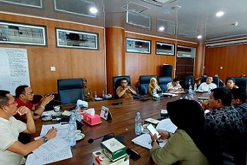 Ketua Komisi 4 DPRD Medan Paul Mei Anton Simanjuntak saat memimpin rapat soal reklame. (Foto Ist)