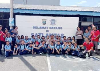 Kanit Regident IPTU Elon Sitinjak dan Kanit Kamsel IPDA Serly Tarigan saat menerima kunjungan siswa siswi SD Methodist dan guru pendamping di Sat Lantas Polres Pematangsiantar