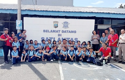 Kanit Regident IPTU Elon Sitinjak dan Kanit Kamsel IPDA Serly Tarigan saat menerima kunjungan siswa siswi SD Methodist dan guru pendamping di Sat Lantas Polres Pematangsiantar