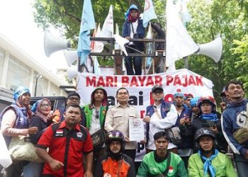 Wakil Ketua DPRD Sumatera Utara, Ihwan Ritonga saat menerima aksi massa driver ojek online (Foto Ist)