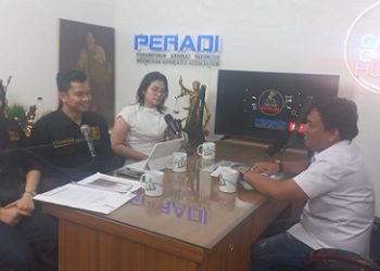 Korban KDRT didampinggi kuasa hukumnya Imanuel Sembiring dan Gracia Manalu saat tampil podcast di DPC Peradi Medan yang dipandu Dwi Ngai Sinaga. (Foto Romulo)