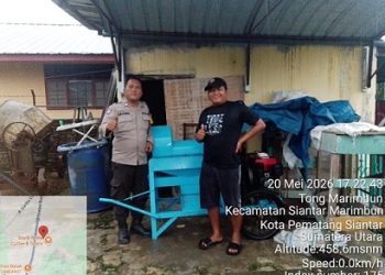 Bhabinkamtibmas Kelurahan Suka Maju AIPTU S.M. Purba menyerahkan Treser atau alat penggiling gagung untuk dipinjam Pakaikan kepada Petani Binaan Bapak Manumpak Mangoloi Tambunan