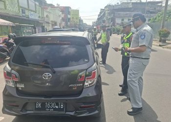 Kanit Regident IPTU Elon Sitinjak SH saat memeriksaa PKB kendaraan R4