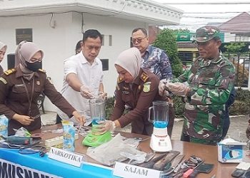 Kasi PAPBB Eka Kartika Purba, S.H. M.H bersama SatNarkoba IPDA Ganda Rezeki Sinaga SH, Kasi Pidum Andi Salim, S.H. M.H dan undangan saat musnahkan barang bukti sabu.