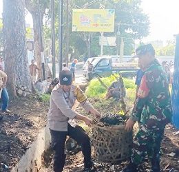 Bhabinkamtibmas Kelurahan Nagapitu AIPTU Reynold Budiman Purba mengikuti gotong royong Jumat Bersih di lokasi bangunan Kantor Kecamatan Siantar Martoba