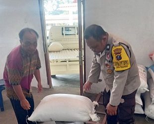 Bhabinkamtibmas Kelurahan Tong Marimbun melakukan pendampingan penjualan jagung petani binaan Jalan Parapat ke Bulog Cabang Pematangsiantar