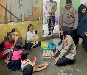 Kapolsek Siantar Selatan IPTU Suhaira Marbun SH bersama personil saat kunjungan kasih dan berikan bansos kepada warga memiliki anak malnultrisi