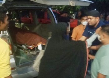 Ibu kandung korban, Aminah saat ucapkan terimaksih kepada Inafis AIPDA Sujid Saputra yang telah membantu menemukan identitas anaknya dan juga membantu selama proses di ruangan jenajah