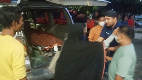 Ibu kandung korban, Aminah saat ucapkan terimaksih kepada Inafis AIPDA Sujid Saputra yang telah membantu menemukan identitas anaknya dan juga membantu selama proses di ruangan jenajah