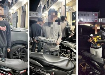 ketiga pengendara sepedamotor menunjukkan knlapot brong yang disuruh dibuka Timsus Dayok Mirah