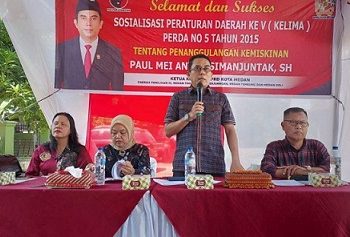 Anggota DPRD Medan Paul Mei Anton Simanjuntak saat pelaksanaan Sosper ke V Tahun 2026 produk hukum Pemko Medan Perda No 5 Tahun 2015 tentang penanggulangan kemiskinan. (Foto Ist)