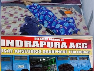 Pekerja yang ditemukan dalam kamar di toko ponsel Indrapura ACC di Jalinsum Indrapura, Kecamatan Air Putih, Kabupaten Batu Bara. (Foto Ist)