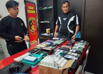 Kasat Reskrim AKP Bram Candra SH. MH menunjukkan barang bukti yang disita dari para tersangka