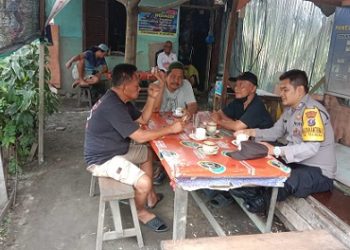 Bhabinkamtibmas AIPDA Saut M. Manurung dan BRIPKA Surya Darma melaksanakan patroli kampung bebas dari narkoba di Jalan Jawa