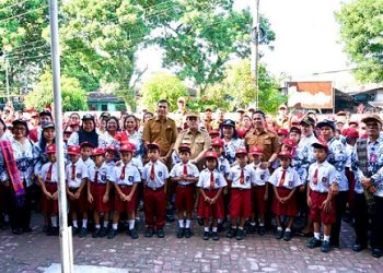 Wali Kota Pematangsiantar Wesly Silalahi SH MKn menjadi pembina upacara di UPTD SD Negeri 122353 di Jalan Sisingamangaraja