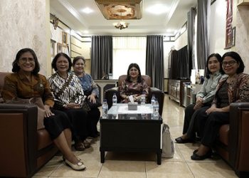 Ketua TP PKK Kota Pematangsiantar Ny Liswati Wesly Silalahi menerima audiensi DPC PWKI Kota Pematangsiantar di rumah dinas wali kota
