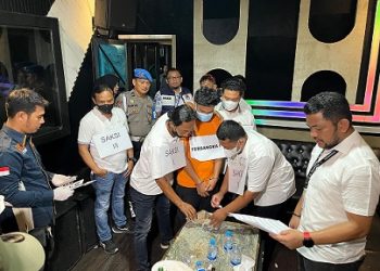 Polisi menggelar pra rekontruksi dalam kasus peredaran narkoba di Phantom KTV yang berada di Jalan Adam Malik Medan. (Foto Ist)
