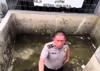 Polisi yang dikejar masuk parit. (Foto Ist)