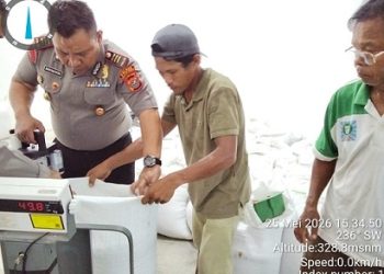 Kapolsek Siantar Marihat AKP David Eka Putra SH melakukan pendampingan langsung penjualan jagung petanin binaannya ke Bulog Cabang Pematangsiantar