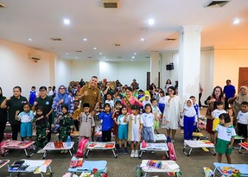 Bunda PAUD Kota Pematangsiantar Ny Liswati Wesly Silalahi membuka Lomba Kreativitas Mewarnai Tingkat PAUD dan TK, di Convention Hall Siantar Hotel