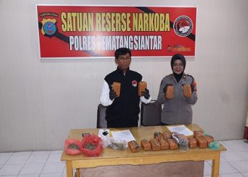 Kasat Resnarkoba AKP Irwanta Sembiring SH. MH dan PS. Kasi Humas IPTU Agustina Triyadewi menunjukkan barang bukti