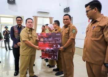 Wali Kota Pematangsiantar Wesly Silalahi SH MKn me-Launching Kartu Kredit Pemerintah Daerah (KKPD) dan QRIS Rekening Penerimaan SKPD di Ruang Data Balai Kota Pematangsiantar