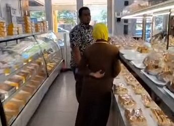 Tim Perindag ESDM saat melakukan pemeriksaan di Aroma Bakery (Foto Ist)