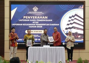 Plh Wali Kota Tanjung Balai Muhammad Fadly Abdina didampingi Ketua DPRD Tanjung Balai, Tengku Eswin saat menerima Laporan Hasil Pemeriksaan (LHP) dari Kepala BPK RI Perwakilan Sumut, Paula Henry Simatupang