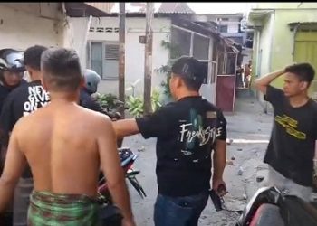 Polisi yang berada di Jalan Multatuli, Kelurahan Hamdan, Kecamatan Medan Maimun, Kota Medan saat pengerebekan berujung ricuh karena dihalangi warga. (Foto Ist)