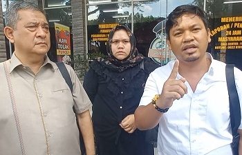Konflik Yayasan APIPSU, Cut Farah Novitri selaku salah satu ahli waris sah dari almarhum H.T. Abdullah Umar Hamzah yang didampinggi kuasa hukumnya Syahwarni, S.H dan Dwi Ngai Sinaga, S.H saat memberikan keterangan kepada wartawan dihalaman Polda Sumut. (Foto Romulo)